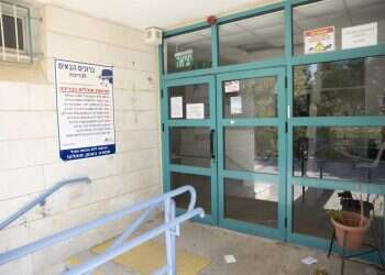 ככה ייעשה לבריכה שהעזה פנים ופתחה שעריה למשך שבע שעות בשבוע לרחצה משפחתית. הדלת הסגורה לבריכה בקריית ארבע. צילום: אופיר דוד