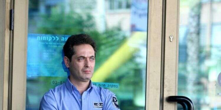 מאבטח בירושלים, 2005. אילוסטרציה. צילום: משה שי, פלאש 90 החתול שמיל ממולדובה: סיפור מרתק בעלילה אפרורית