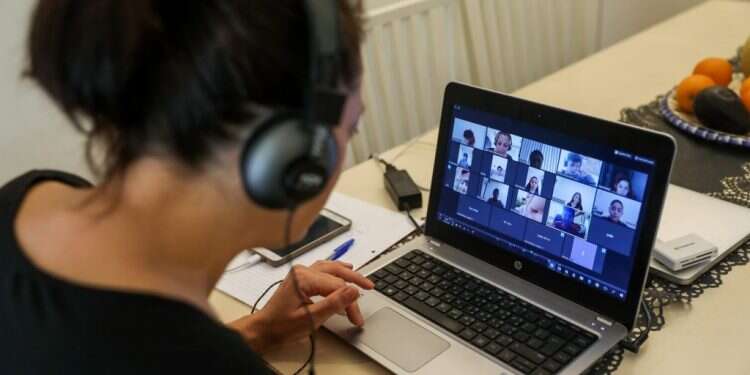 שיעור בזום, ארכיון. צילום: פלאש 90 תלמידה לחיים: דברים שלימדתי את גוגל