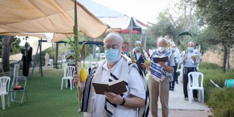 עשרה למניין, עשרים לקפסולה – איך מנהלים תפילה בקורונה?