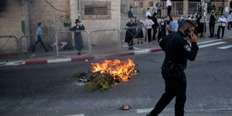 גזרות שמד. מחאת קורונה חרדית בירושלים. צילום: יונתן זינדל - פלאש 90 פוגרום, שמד ועיר אדומה: מילון חרדי־ישראלי חדש