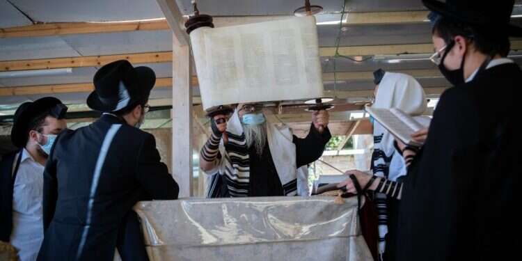 בית כנסת ברמת שלמה, ירושלים, השבוע. צילום: יונתן זינדל, פלאש 90 תגובת החברה החרדית לקורונה מבטאת גם מצוקה תיאולוגית