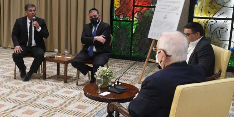 השר מיכאל ביטון וחברי הכנסת משה ארבל ואופיר סופר מגישים לנשיא את האמנה, השבוע. צילום: מארק ניימן, לע מצננים להבות, מתחייבים לכבד – האם חברי הכנסת משנים כיוון?