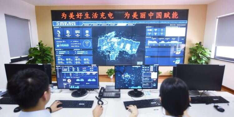 צוות סיטי בריין עוקב אחר אספקת החשמל במחוז האנגג'ואו בסין. צילום: גטי אימג'ס כך משכללת סין את שיטות המעקב אחר אזרחיה