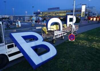 חומות נופלות בן לילה, אבל בניית נמל תעופה דורשת הרבה יותר זמן