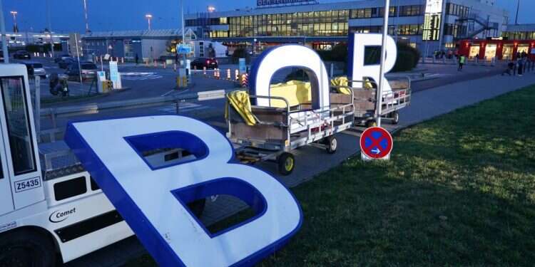 חומות נופלות בן לילה, אבל בניית נמל תעופה דורשת הרבה יותר זמן