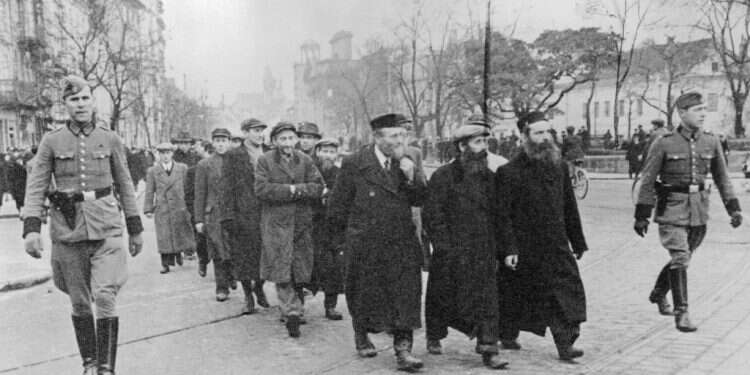 המרד הרפואי: כך נלחמו היהודים במגפה בגטו ורשה