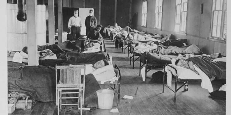 מי שלמד על מגפות קודמות ידע שתרועת הניצחון בחודש יוני הייתה מוקדמת. בית חולים לחולי השפעת הספרדית, קולורדו, 1918. צילום: גטי אימג'ס סומכים על הנס: יחס היהדות החרדית לקורונה חייב להשתנות