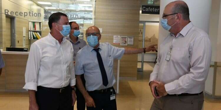 פרופ' חזי לוי (במרכז) בביקור בברזילי עם השר אדלשטיין באוגוסט. צילום: דוד אביעוז, דוברות ברזילי בית החולים ברזילי דורש ממנהלו לשעבר: אשר לנו לערוך צנתורי מוח