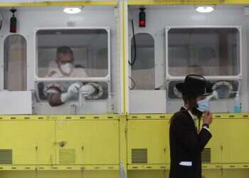 אדם חרדי אחרי בדיקת קורונה. למצולם אין קשר לכתבה. צילום: AFP צניחת בדיקות הקורונה במגזר החרדי מציירת מציאות מטעה