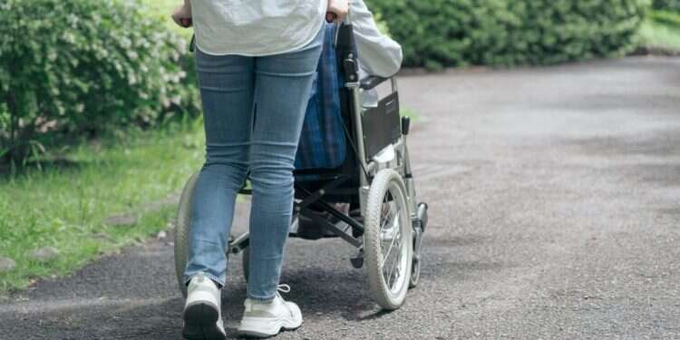 איך מטפלים בהורים סיעודיים וממשיכים לעבוד?