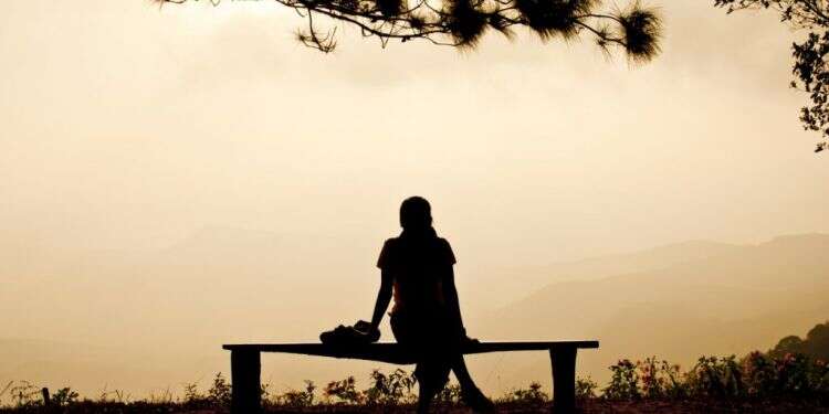 התבוננות שקטה שבה נעשה האדם כלי צלול לקולו ויופיו של העולם. צילום: שאטרסטוק מפנה מקום: שירה שפותחת את לב הקורא