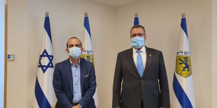 רוני גמזו ומשה לאון בעיריית ירושלים. צילום: דוברות העירייה פרופ' גמזו מחמיא לעיריית ירושלים ובאופוזיציה תוקפים את המנהיגות