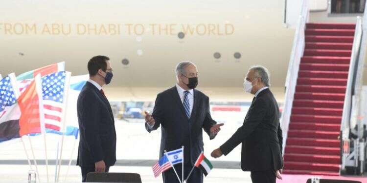 טקס החתימה בנתב כניסה ללא אשרה, השקעה כלכלית נרחבת: השלום עם האמירויות מתממש