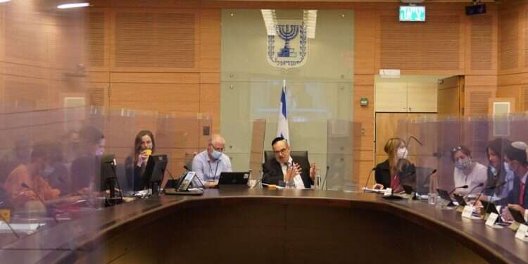 הדיון בחוק למניעת אלימות כלכלית בוועדת החוקה, השבוע. צילום: שמוליק גרוסמן, דוברות הכנסת הסיפור של חוק "אלימות כלכלית" הוא לא קדושת המשפחה, אלא משפטיזציה