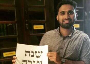 מבשל את השלום: השף האמירותי שאוסף ספרי קודש יהודיים