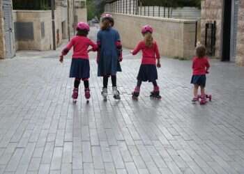 "מי אחראי לבנות שמסתובבות ברחובות?": אימהות חרדיות משתפות