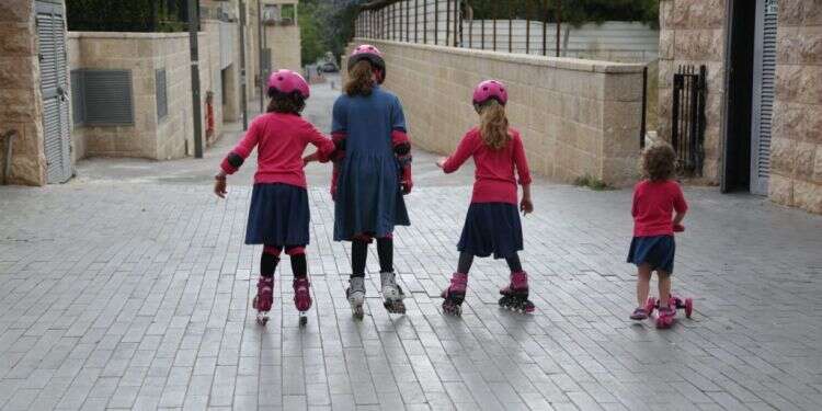 "מי אחראי לבנות שמסתובבות ברחובות?": אימהות חרדיות משתפות