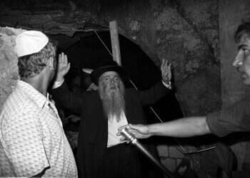 הרב גץ בחיפוש ארון הברית. צילום אליהו הרשקוביץ zoom77 "רב הנסתר" – סרט חדש בעקבות המסע למציאת ארון הברית