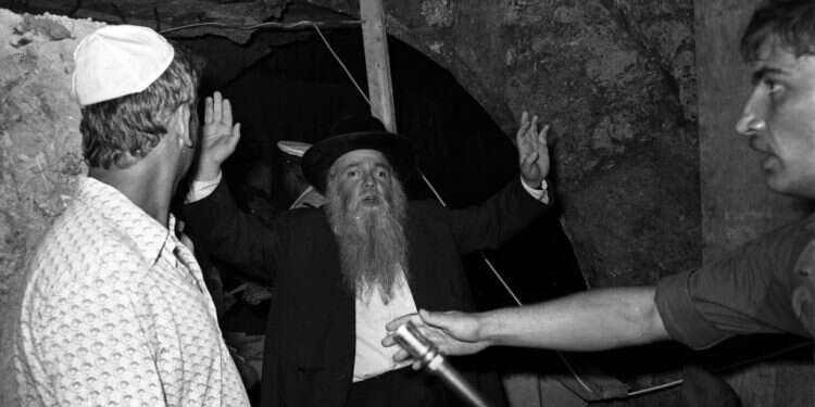 הרב גץ בחיפוש ארון הברית. צילום אליהו הרשקוביץ zoom77 "רב הנסתר" – סרט חדש בעקבות המסע למציאת ארון הברית