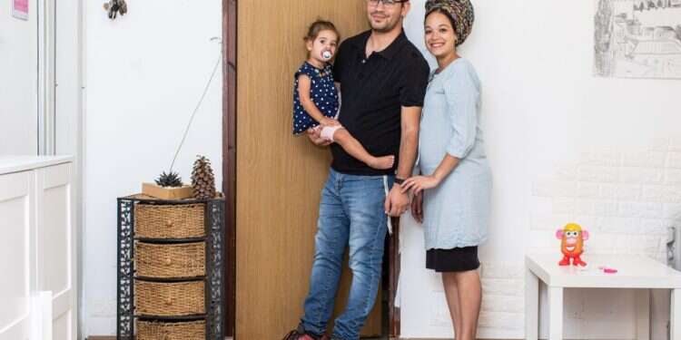 משפחת בר-לב. צילום: אבישג שאר-ישוב "בכל ארוחת שבת אנחנו לא מוותרים על כמות סלטים מכובדת"