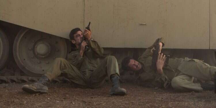 לא באמת נחשבת.  "שעת הנעילה" מאזנת גבורה עם רגישות