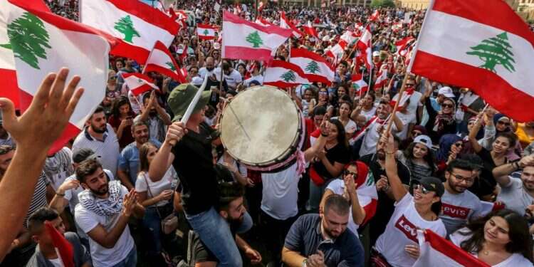 מפגינים בביירות נגד הכוונה למסות שימוש בווטסאפ, אוקטובר 2019. צילום: EPA