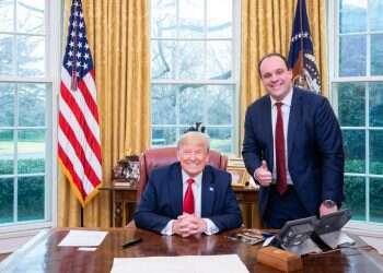 אפשטיין עם הנשיא טראמפ. צילום: דוברות הבית הלבן המהגר היהודי מרוסיה שהפך לבכיר בקמפיין טראמפ