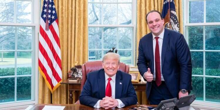 אפשטיין עם הנשיא טראמפ. צילום: דוברות הבית הלבן המהגר היהודי מרוסיה שהפך לבכיר בקמפיין טראמפ