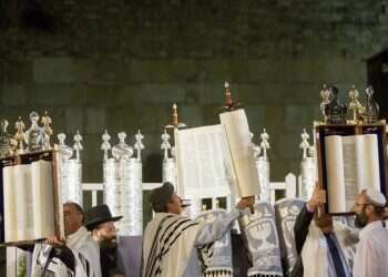 עטרה ליושנה: ראוי להחזיר את ספר התורה למראהו המקורי