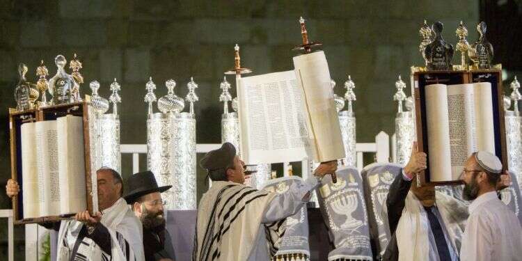 עטרה ליושנה: ראוי להחזיר את ספר התורה למראהו המקורי