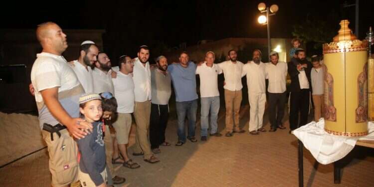 הקפות שניות של שמחת תורה בבקעה, ארכיון. צילום: מרים צחי שמחת תורה: החג שבו כל היהודים שווים