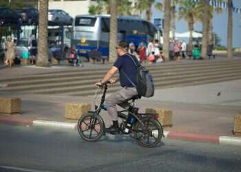 הפקרות בכביש: חייבים להסדיר את הרכיבה על אופניים חשמליים