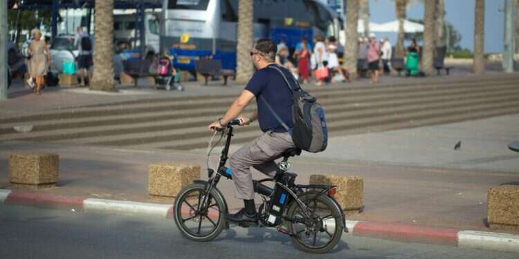 הפקרות בכביש: חייבים להסדיר את הרכיבה על אופניים חשמליים