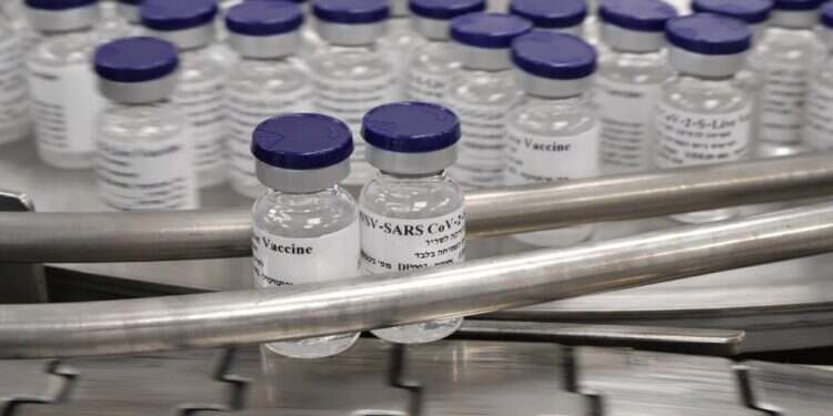 מעבדת המכון הביולוגי. צילום: משרד הביטחון והמכון למחקר ביולוגי המרוץ לחיסון: מדוע ישראל נשארה מאחור?