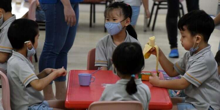 ילדים משחקים בבית ספר בסינגפור, יוני 2020. צילום: AFP צילום: AFP