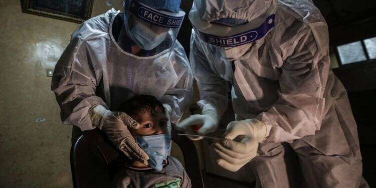 ילד ברצועת עזה נבדק לקורונה. צילום: EPA מחסור בחשמל, מים וציוד רפואי: עזה, תמונת מצב