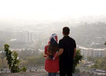 זוג איראני נהנה מהנוף של טהרן. צילום: EPA דרישת שלום מאיראן: נשיא המפלגה הליברלית של אחוואז בטור מיוחד