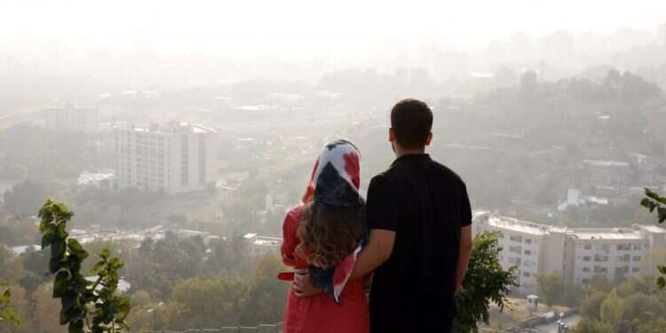 זוג איראני נהנה מהנוף של טהרן. צילום: EPA דרישת שלום מאיראן: נשיא המפלגה הליברלית של אחוואז בטור מיוחד