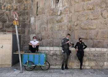 אפליה ועיכוב שלא כדין: תושב הרובע תובע את המשטרה