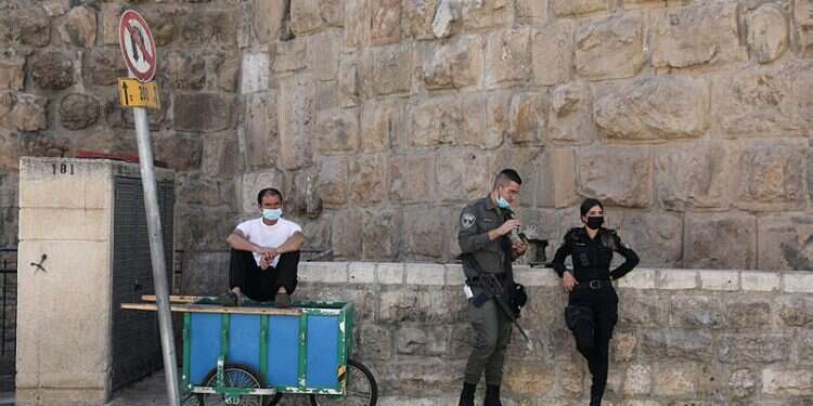 אפליה ועיכוב שלא כדין: תושב הרובע תובע את המשטרה