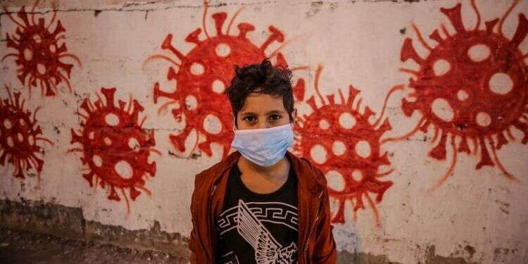 ילד בעזה. צילום: EPA 5,500 חולים: חמאס מתקשה להשתלט על הקורונה ברצועה