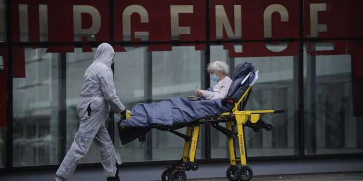 סובלים מתסמינים גם לאחר שהמערכת החיסונית כבר הביסה לכאורה את הנגיף המקורי. צילום: EPA סמכו על גופכם: עצות לסובלים מ"קורונה ארוכת טווח"