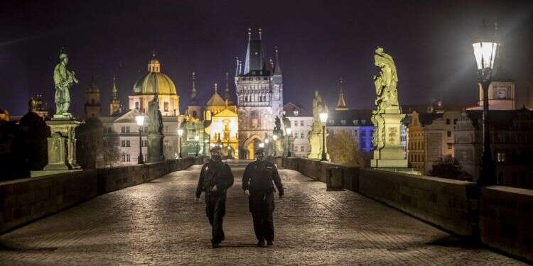 שוטרים בפראג אוכפים את עוצר הלילה, בשבוע שעבר. צילום: EPA צו הקורונה: ענווה, הקפדה על הכללים, ממלכתיות ומתינות