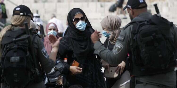 מוסלמים בכניסה להר הבית. צילום: EPA השליטה בהר הבית צריכה לעבור לידי אלה המכירים בישראל