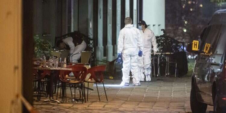 כוחות ביטחון בזירת הפיגוע. צילום: EPA