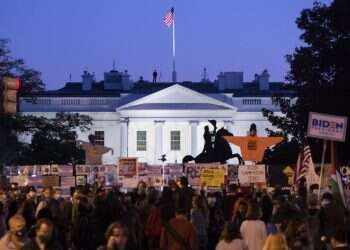 זהו יום הבוחר: כך נראו הקלפיות והרחובות בוושינגטון