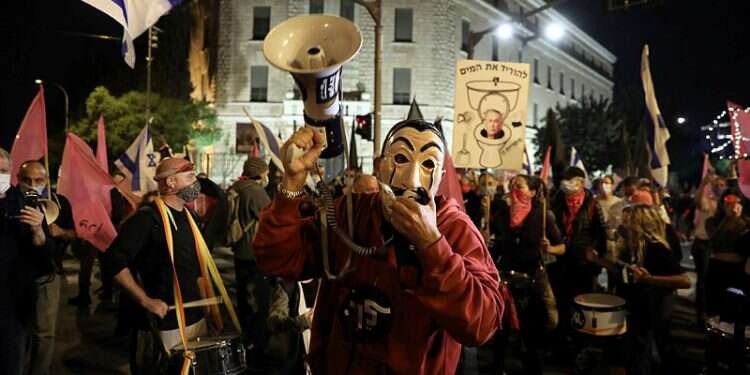 מפגינים בבלפור. צילום: EPA תושבי רחביה ימשיכו לסבול? בג"ץ חותר להשמעת מוזיקה גם בשעה מאוחרת