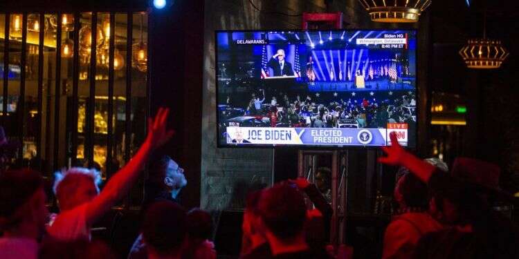 צופים בנאום הניצחון של ביידן. צילום: EPA לא דמוקרטית, בכוונה: ההיגיון מאחורי הבחירות לנשיאות