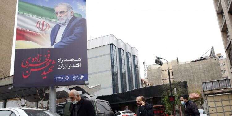 כרזת חוצות עם תמונתו של פרחיזאדה, מדען הגרעין שחוסל. צילום: EPA  חיסול המדען האיראני לא יעצור את פרויקט הגרעין